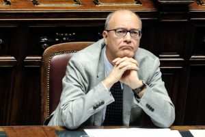 Saluti romani nel liceo, Valditara: "Il prof accusato di razzismo è un ex dirigente del Pd". Scoppia la polemica