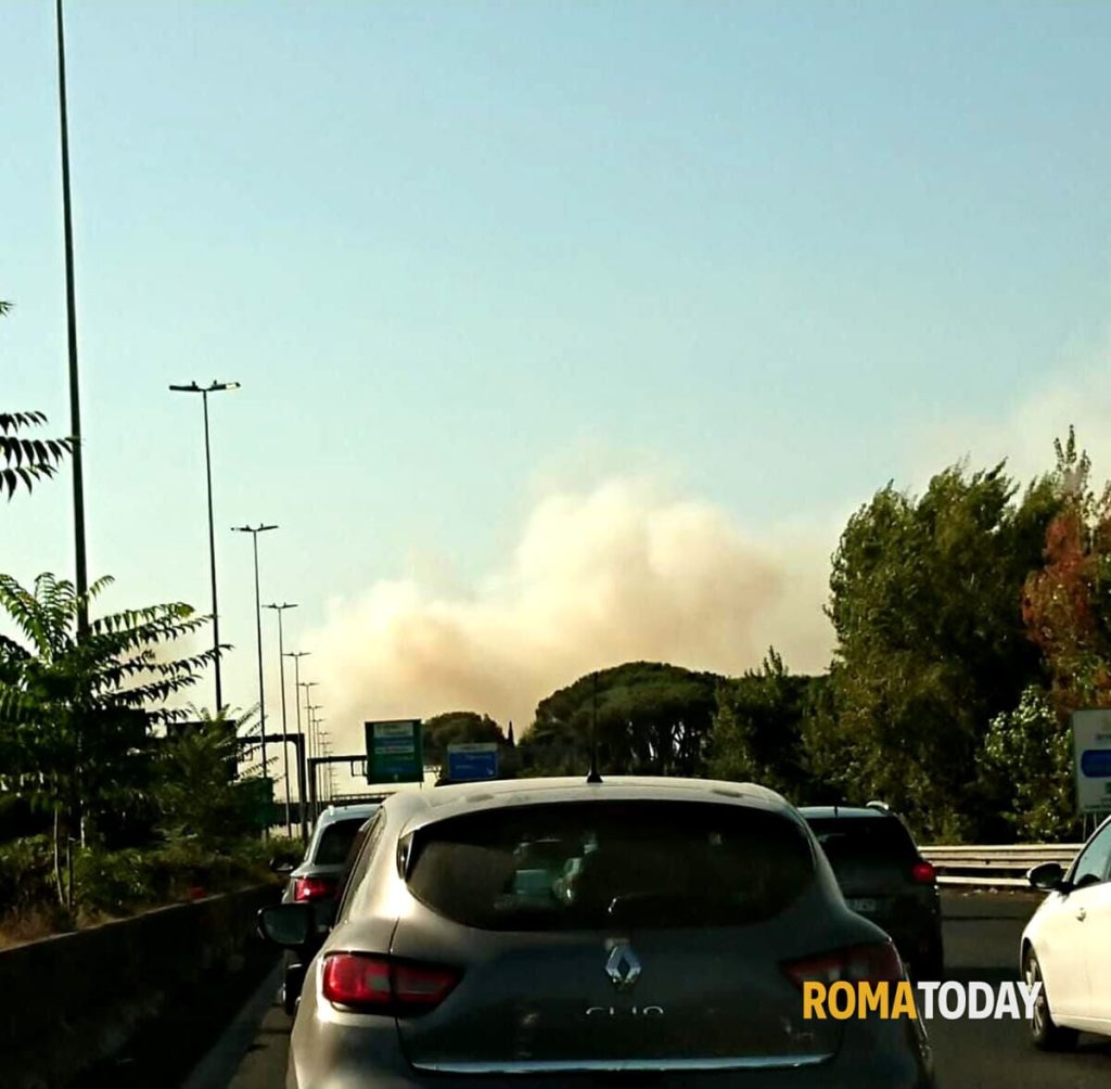 Roma brucia, serie di incendi in città e strade chiuse per il troppo fumo
