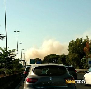 Roma brucia, serie di incendi in città e strade chiuse per il troppo fumo