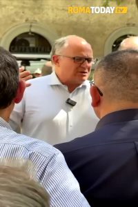 Gualtieri a via Ottaviano, prima la contestazione poi il faccia a faccia e i chiarimenti con i commercianti