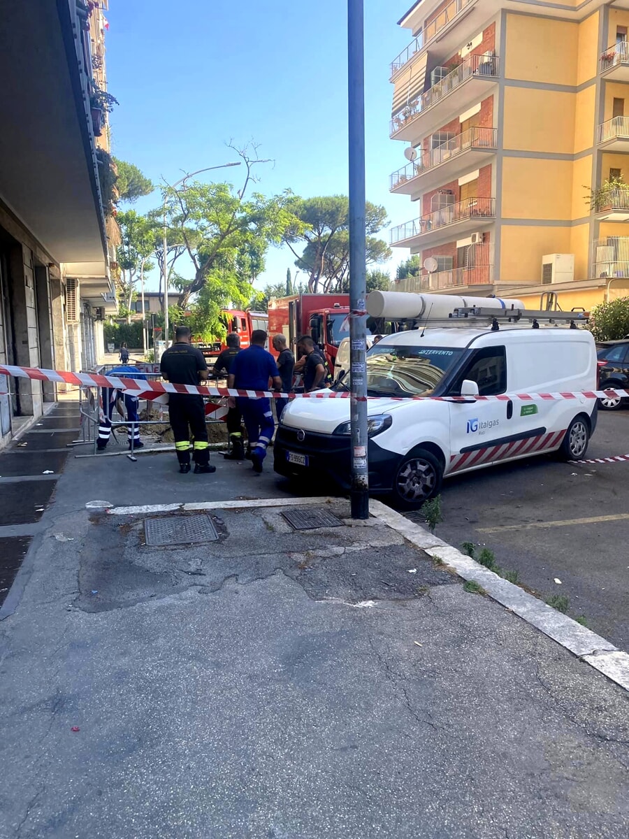 Intervengono per un guasto alla rete elettrica e danneggiano un tubo: "Residenti senza luce né gas"