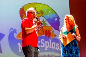 Omaggio ad Alberto Sordi, Fluo Party e tuffi in piscina nell'estate di Magicland