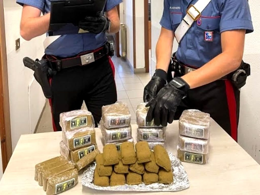 Nell'auto con sei chili e mezzo di hashish, fermati due corrieri