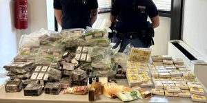 Trentamila euro sottovuoto nella cappa della cucina, in casa 979 panetti di hashish