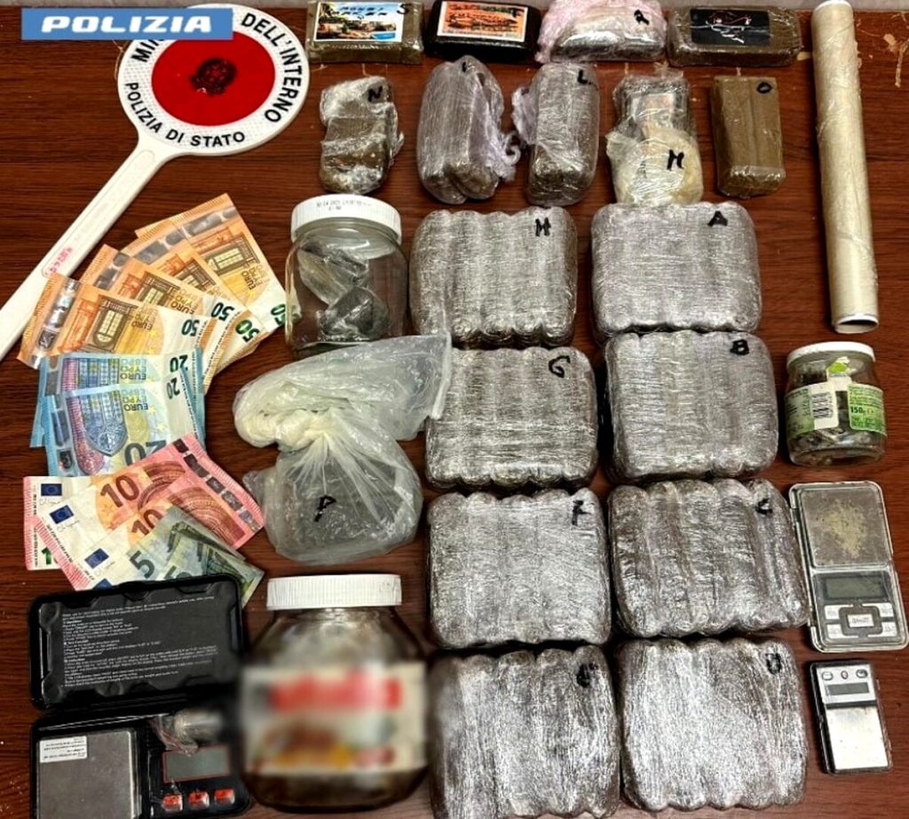 Spacciatore in bici a 65 anni, in casa sei chili di hashish