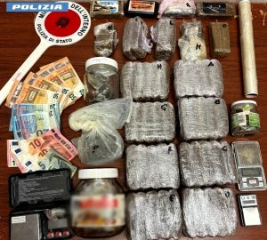 Spacciatore in bici a 65 anni, in casa sei chili di hashish