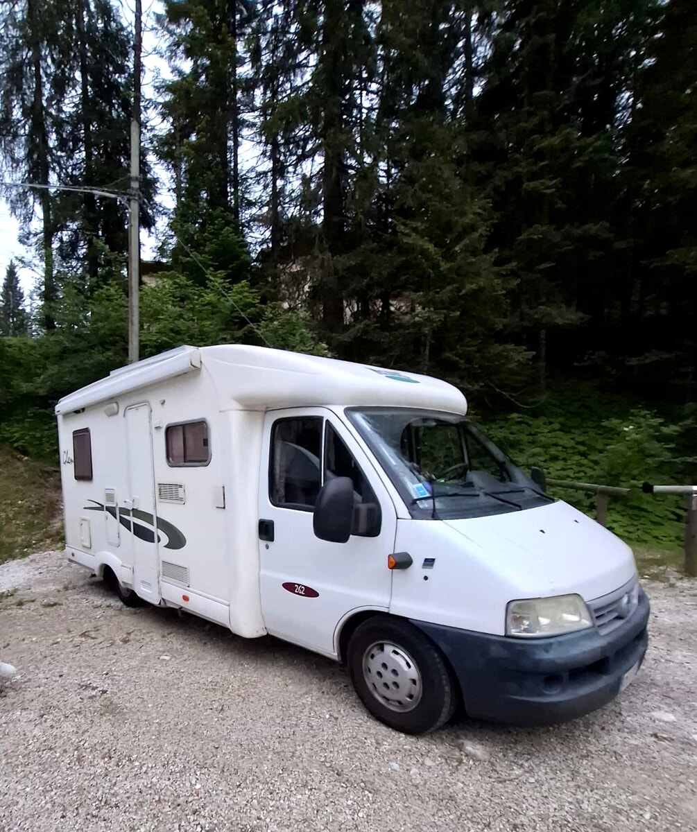 Ostia, vanno in spiaggia e gli rubano il camper: turisti costretti a tornare a casa in costume