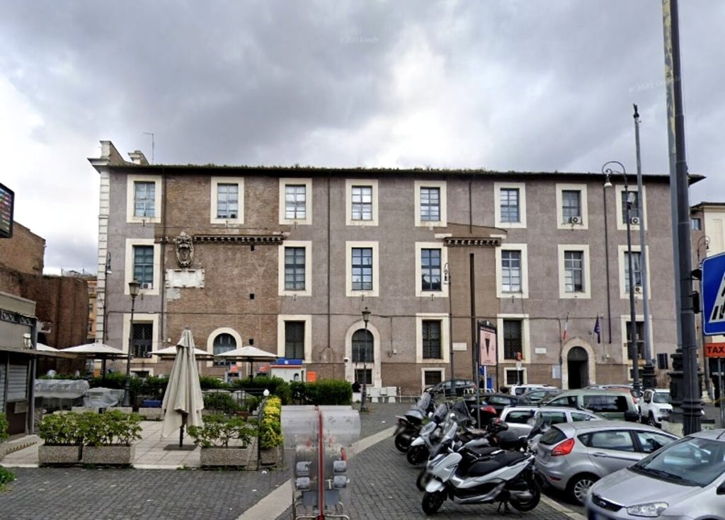 Piazza della Repubblica, l’ex Granaio diventa un nuovo “ostello dei pellegrini”