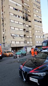 Incendio a Tor Bella Monaca, paura all'alba: fiamme in un appartamento. Evacuato tutto il palazzo