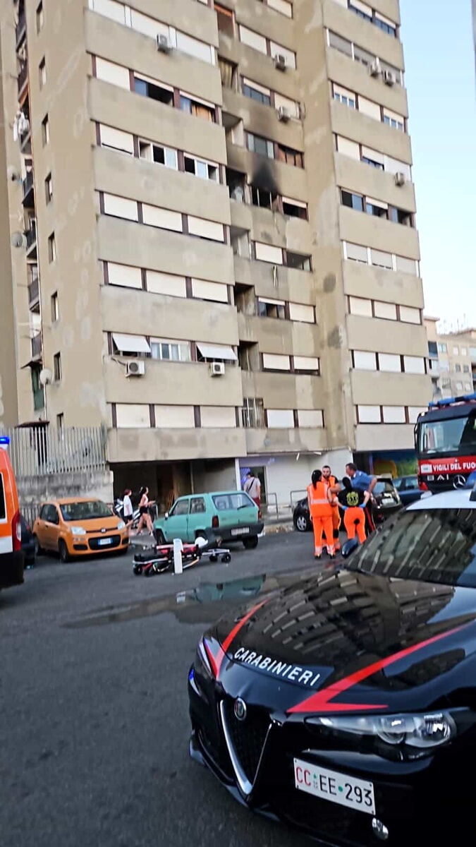 Incendio a Tor Bella Monaca, paura all'alba: fiamme in un appartamento. Evacuato tutto il palazzo