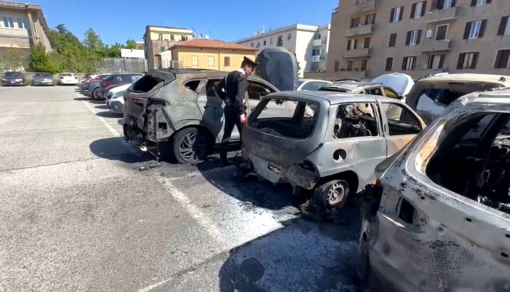 Geometra pretende più soldi dopo il lavoro svolto: al rifiuto brucia 15 auto, anche quelle di chi era estraneo alla vicenda