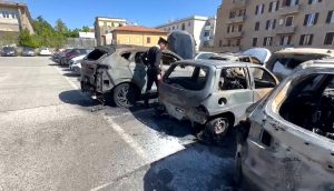 Geometra pretende più soldi dopo il lavoro svolto: al rifiuto brucia 15 auto, anche quelle di chi era estraneo alla vicenda