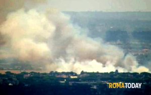 Grosso incendio a Roma, brucia l'area a ridosso dell'università. Fumo visibile a chilometri di distanza