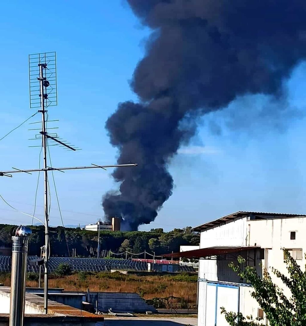 Maxi incendio deposito di rifiuti della Ecoimballaggi, colonna di fumo nero su tutto il litorale