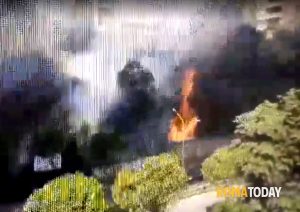 Autobus distrutto dalle fiamme, chiusa la strada