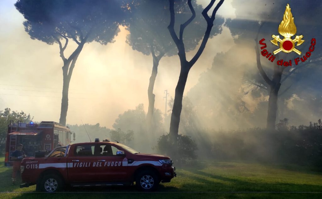 Incendio a Roma: fiamme davanti al campo rom, chiusa la Pontina