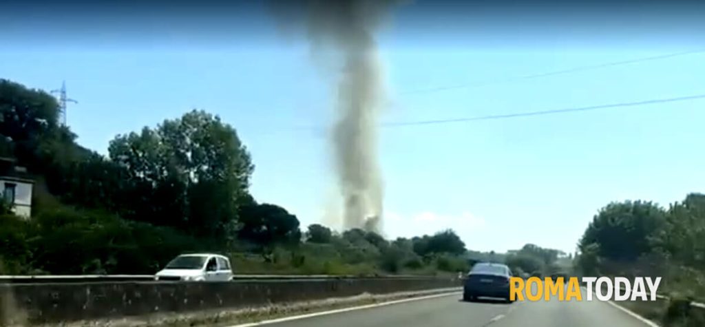 Incendio a Roma Nord: capannone in fiamme. Fumo visibile da chilometri