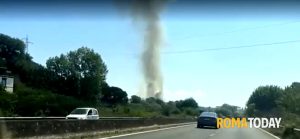 Incendio a Roma Nord: capannone in fiamme. Fumo visibile da chilometri