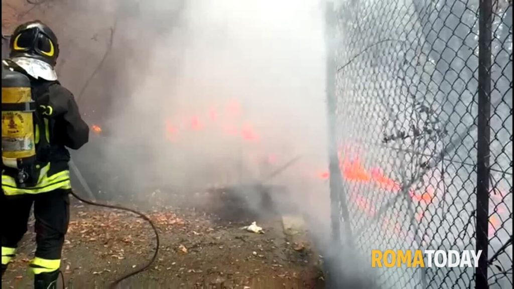 VIDEO | Le immagini del maxi incendio a Monte Mario: le fiamme a ridosso dei palazzi