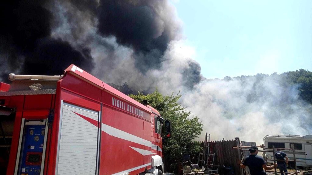 Venerdì di fuoco: deposito in fiamme alle porte della Capitale