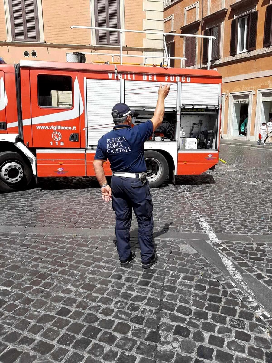 Paura in centro: incendio in un affittacamere davanti al Parlamento