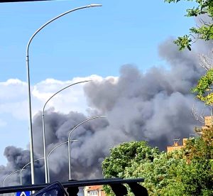 Incendi a Roma, doppio rogo e fumo nero in due quartieri. Evacuata una clinica temporaneamente