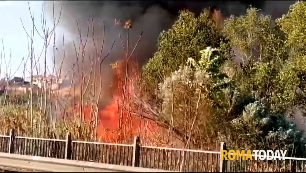 VIDEO | Maxi incendio a Ponte Mammolo, coinvolte baracche e sentite esplosioni. Evacuato hotel