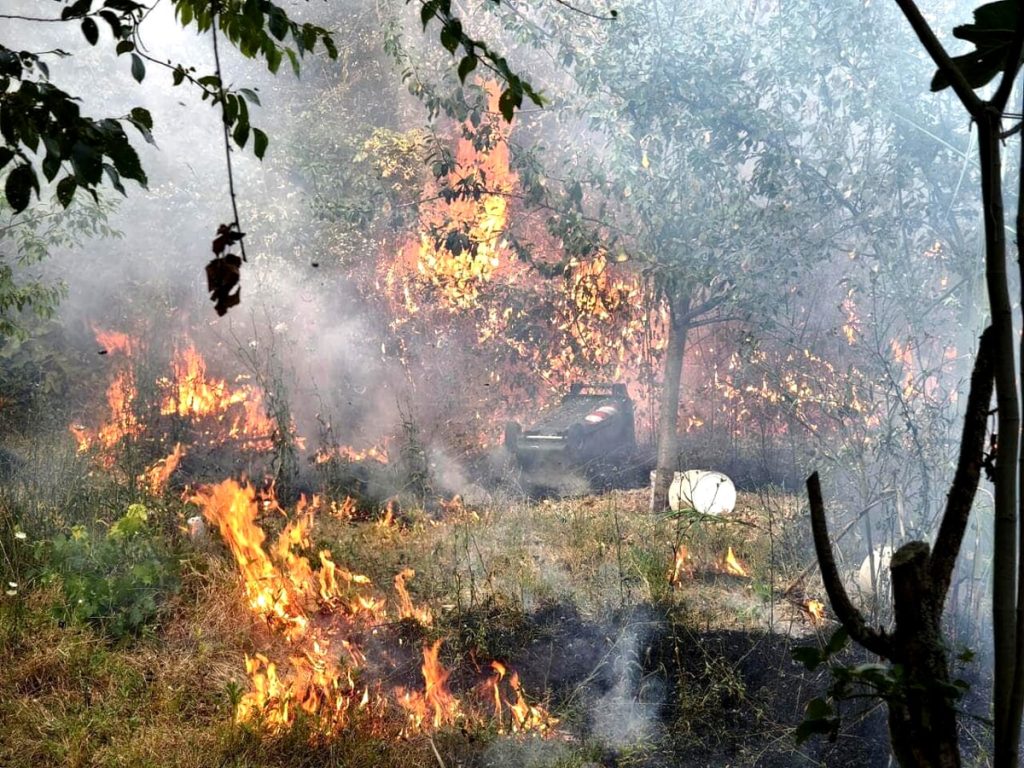 Ponte Mammolo, si indaga per incendio colposo. Vigili del fuoco ancora a lavoro nelle aree del rogo