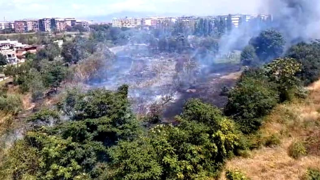 Incendio all'ex Borghetto degli Artigiani, evacuato centro estivo. Caliste: "Rogo di dubbia origine"