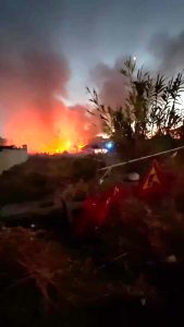 VIDEO | Incendio a Roma, in fiamme una discarica abusiva. Paura tra i residenti