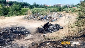 Incendio sul lungotevere, bruciati rifiuti nell'ex baraccopoli già sgomberata
