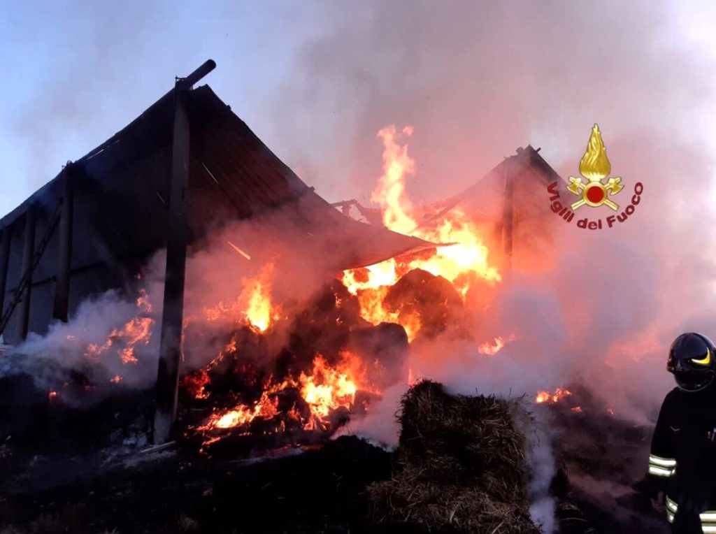 Maxi incendio all'alba, brucia un fienile