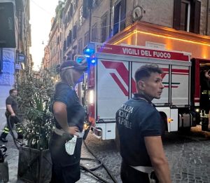 Paura in via del Corso, principio di incendio in un albergo