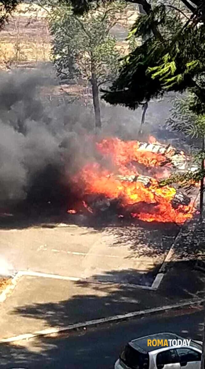 Roma continua a bruciare, fiamme e fumo avvolgono la città. Incendio distrugge due auto
