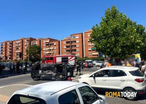 Incidente a Ostia, scontro tra due auto e una si ribalta: due turiste sono gravi