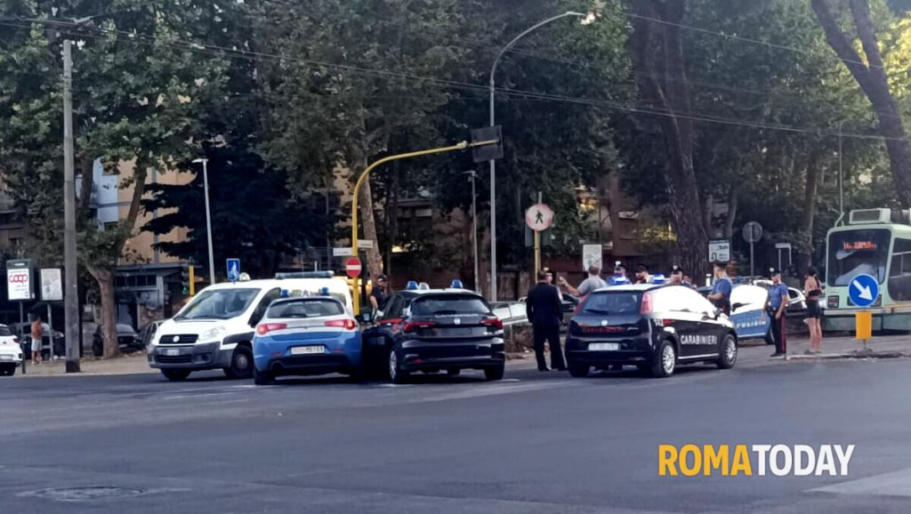 Scontro tra un'auto della polizia e una dei carabinieri. Tram bloccati per due ore
