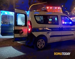 Incidente via Baldo degli Ubaldi, scontro tra auto e scooter: morto centauro 73enne. Grave una donna