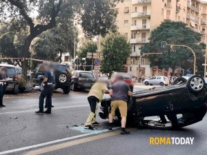 Incidente viale Marconi: auto ribaltata dopo carambola con 5 vetture, grave un 43enne