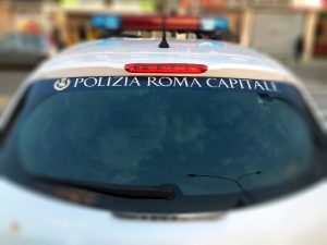 Auto contro un muro, 54enne muore all'Aurelio. Ipotesi malore