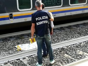 Tragedia sui binari, uomo muore investito in stazione