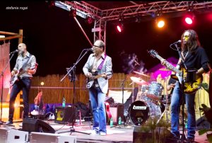 Kuta canta John Lennon con la Lennon Legend Band