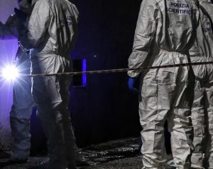 Agente della polizia penitenziaria si spara in auto. Trovato morto da un passante