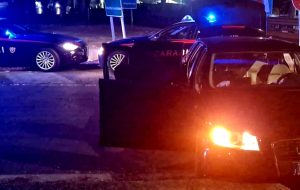 Ladri d'appartamento in fuga sull'Audi A3 si schiantano contro il guardrail