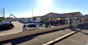 Piazza Peikov nel mirino dei ladri: dopo la gioielleria la spaccata al Lidl