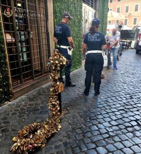 Roma, i simboli dell'amore imbrattano il centro: rimossi 700 chili di lucchetti tra Fontana di Trevi e Pantheon