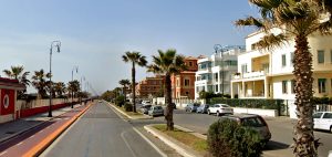 Incidente a Ostia: scontro scooter-Smart sul lungomare, grave un ragazzo