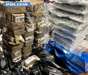 In corsia di emergenza sul raccordo anulare, nel bagagliaio 17 chili di marijuana