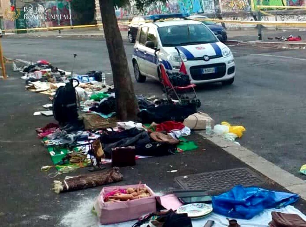 Porta Maggiore: vendevano ciarpame recuperato dalla spazzatura, gli agenti sequestrano 20 quintali di merce