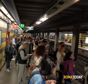 Attese estenuanti sulle metro B e B1. Gli utenti scrivono a Gualtieri