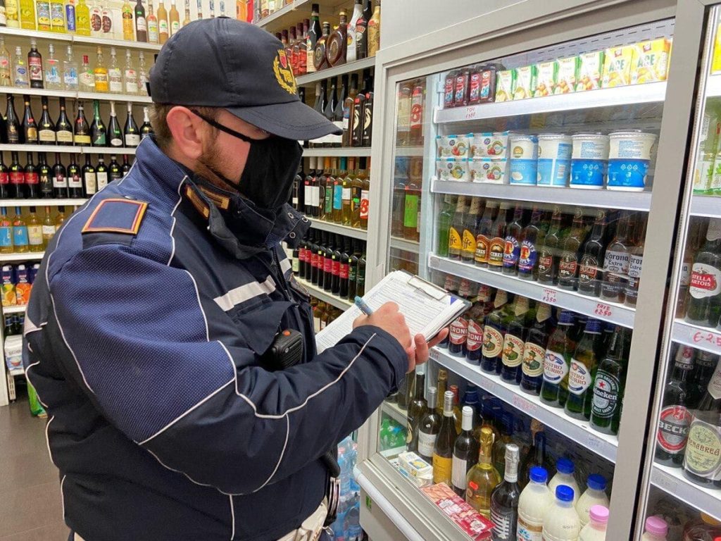 Controlli ai minimarket del centro storico, riscontrate 150 violazioni. Chiuso un locale a Trastevere